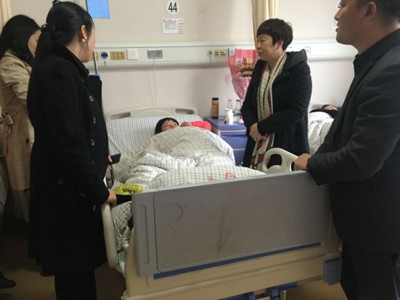 公司爱心基金会慰问患病家属
